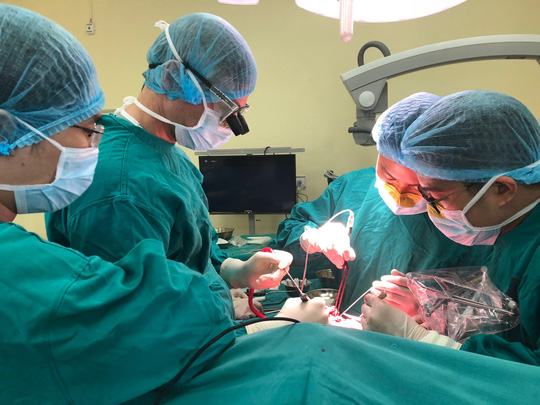 Các bác sĩ tiến hành phẫu thuật gắp sán cho bệnh nhân