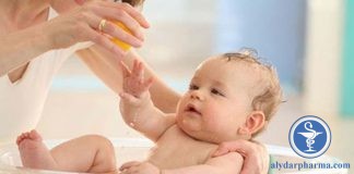 Bố mẹ có thể áp dụng biện pháp tắm lá để cải thiện triệu chứng, giảm nhẹ tổn thương và cảm giác khó chịu ở trẻ.